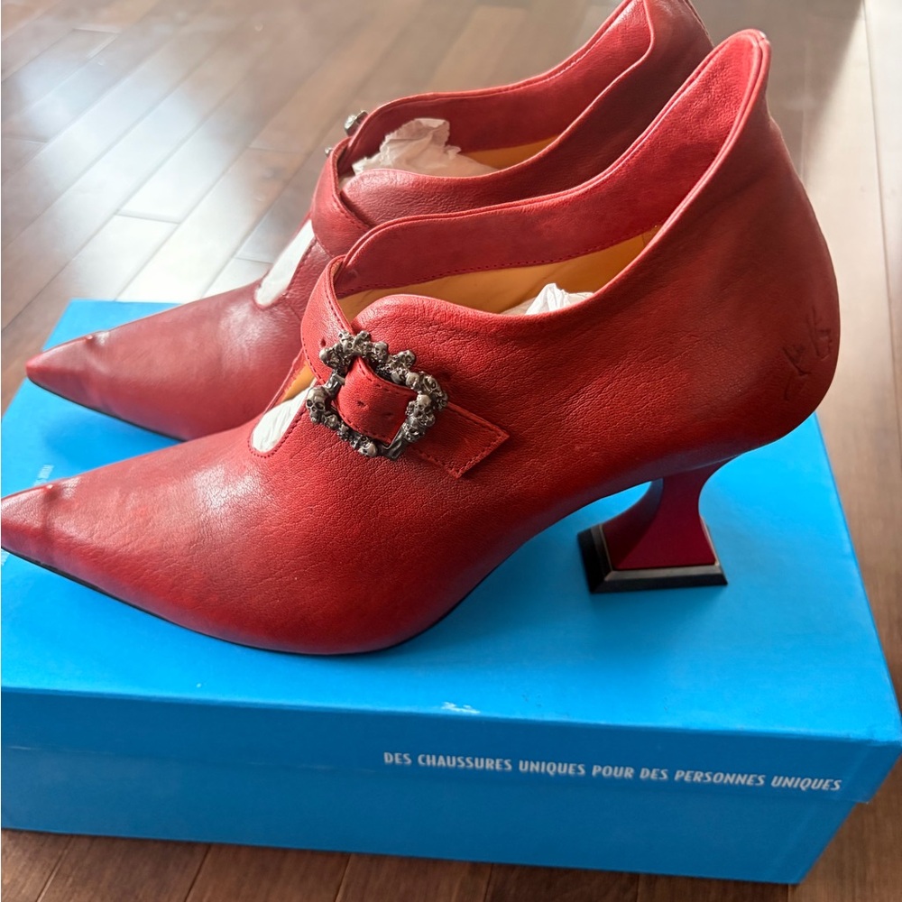 NWT John Fluevog Fantine  Pointed Mary Jane Heels with Decorative Skull Buckle - Picture 2 of 10